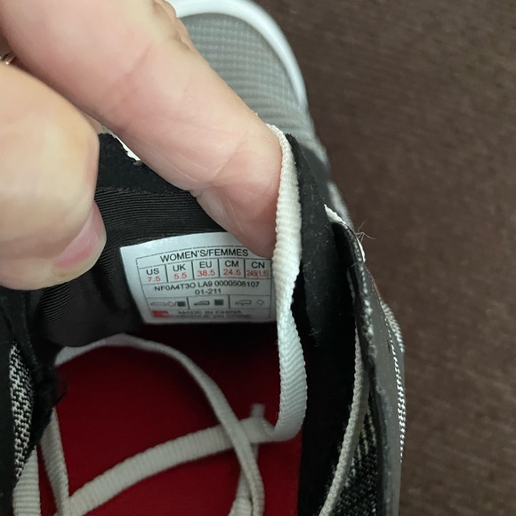 The North Face Women's Vec-tiv Infinite Trail Running Shoe White/Black size 7.5 - Picture 6 of 7